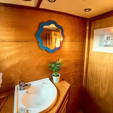 Gemuetliches Wohnschiff 보트호텔