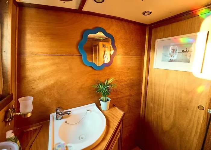 Gemütliches Wohnschiff Hotel en barco